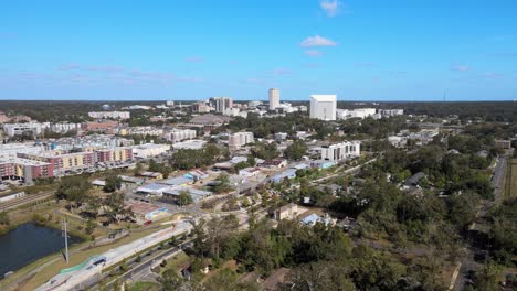 tallahassee florida sobre famu way vista aérea en un día soleado boom down