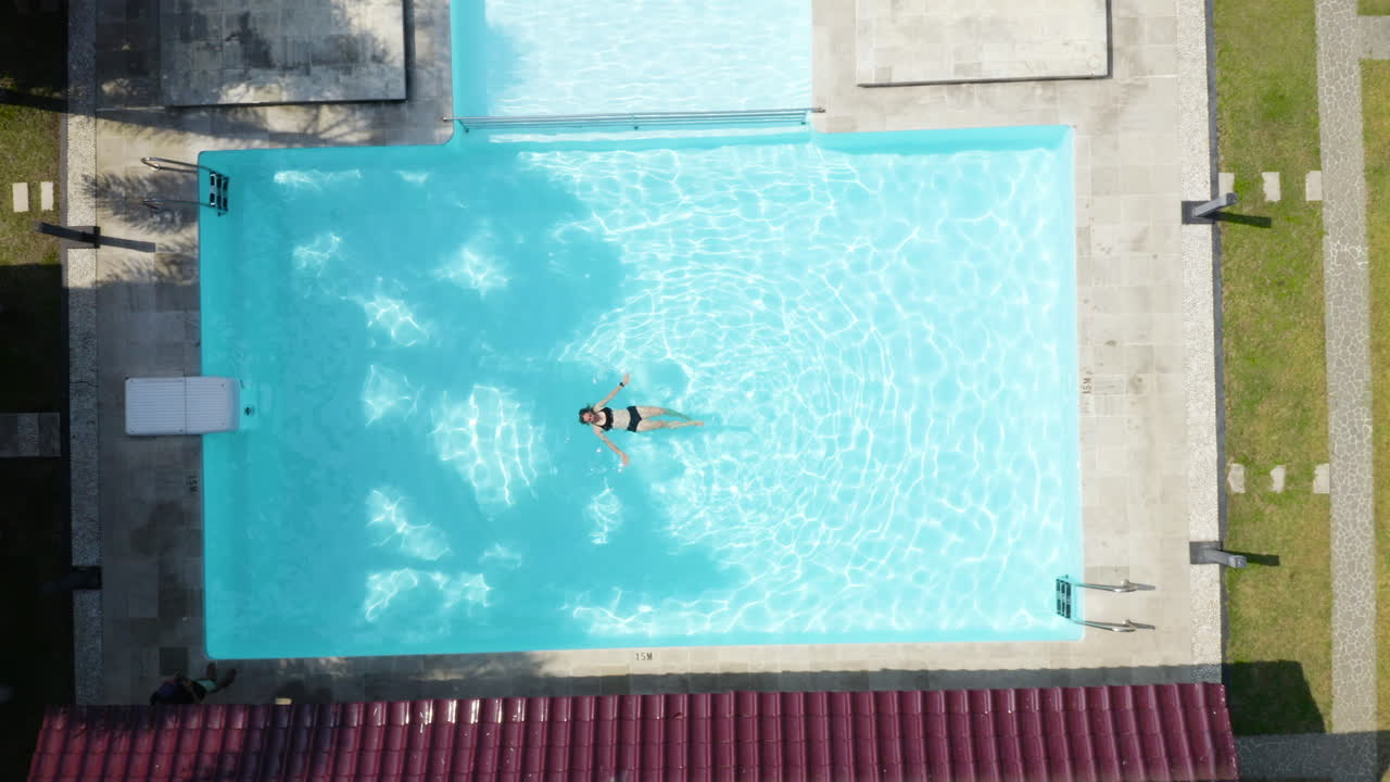 Kvinde slapper af i en swimmingpool