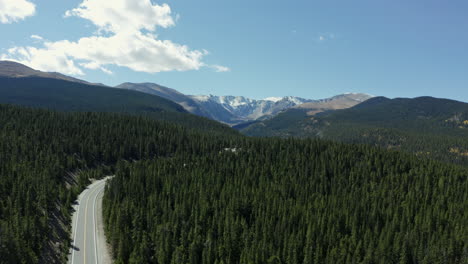 Vista-Aérea-Moviéndose-Desde-La-Carretera-Forestal-Al-Lago-Alpino-A-La-Cordillera,-4k