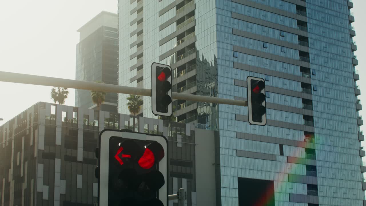 intersección de la ciudad con semáforo rojo