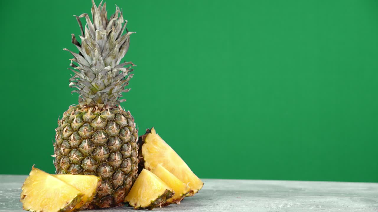 그리고 신선한 파인애플의 전체 조각을 천천히 회전시니다.