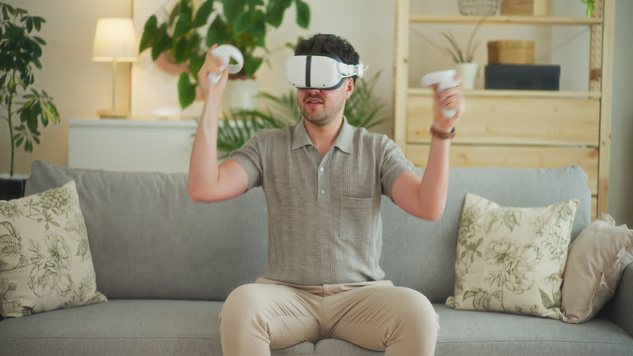 hombre jugando juegos en gafas vr