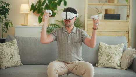 hombre jugando juegos en gafas vr