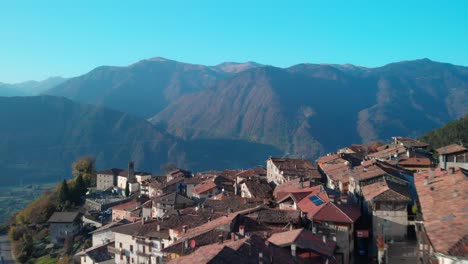 Disparo-Cinematográfico-De-Drones-Volando-Sobre-Un-Antiguo-Pueblo-En-El-Norte-De-Italia