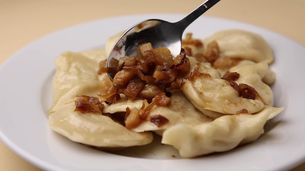 pierogi con cebollas caramelizadas