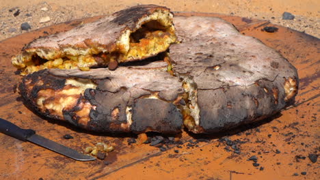 Gönnen-Sie-Sich-Die-Köstlichen-Aromen-Von-Tafarnoute,-Einem-Traditionellen-Marokkanischen-Sahara-Brot,-Auch-Bekannt-Als-„Wüstenpizza“.