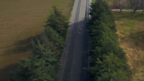 Imágenes-Aéreas-De-Drones-Volando-Sobre-Una-Carretera-Abierta-En-Solvang,-área-De-Santa-Ynez