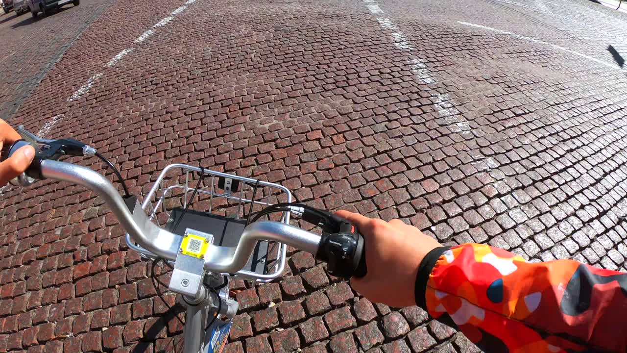 человек, едущий на велосипеде в городе