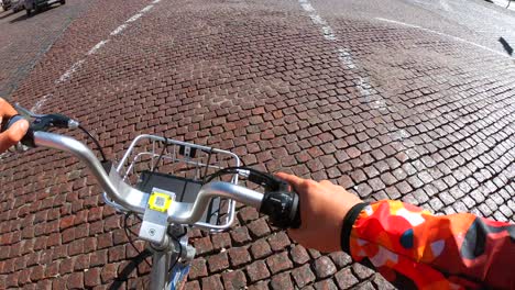 persona que anda en bicicleta en la ciudad