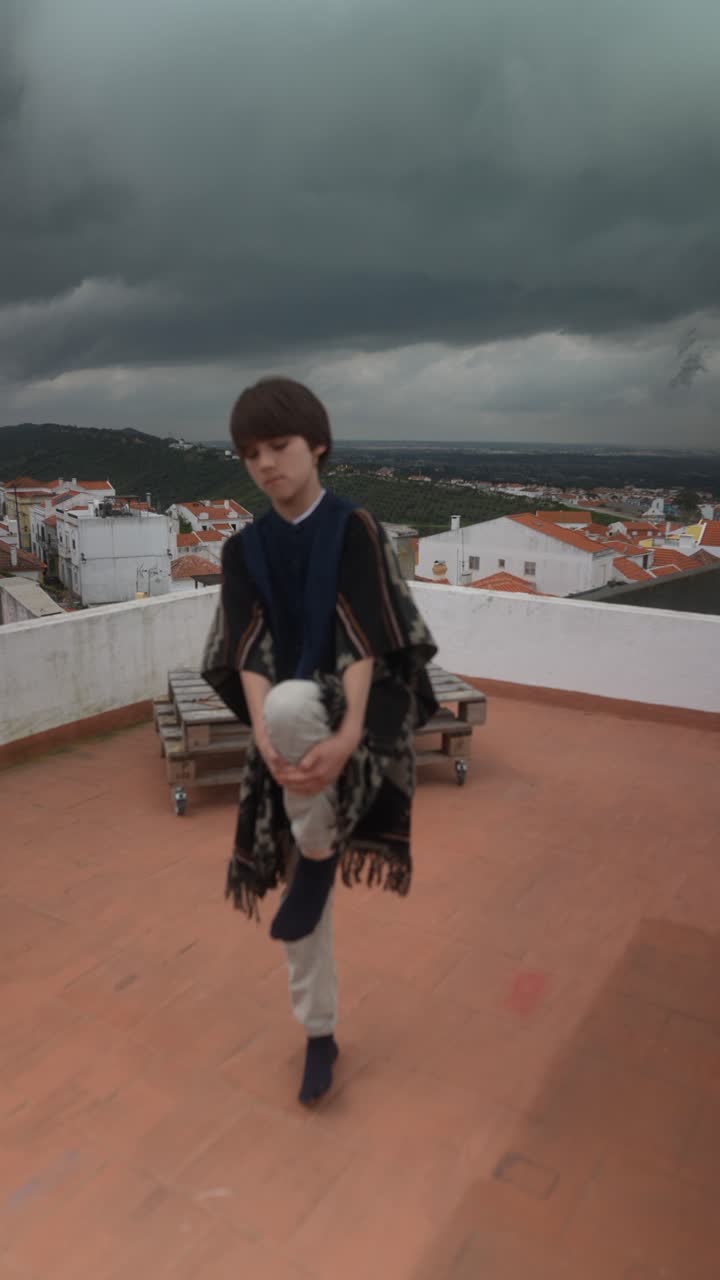 Ragazzo su un tetto durante una tempesta