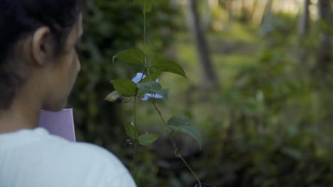 joven hermosa mujer india asiática tomando una foto selfie en el teléfono móvil a través de la cámara web y caminando o explorando el parque en un soleado día de otoño