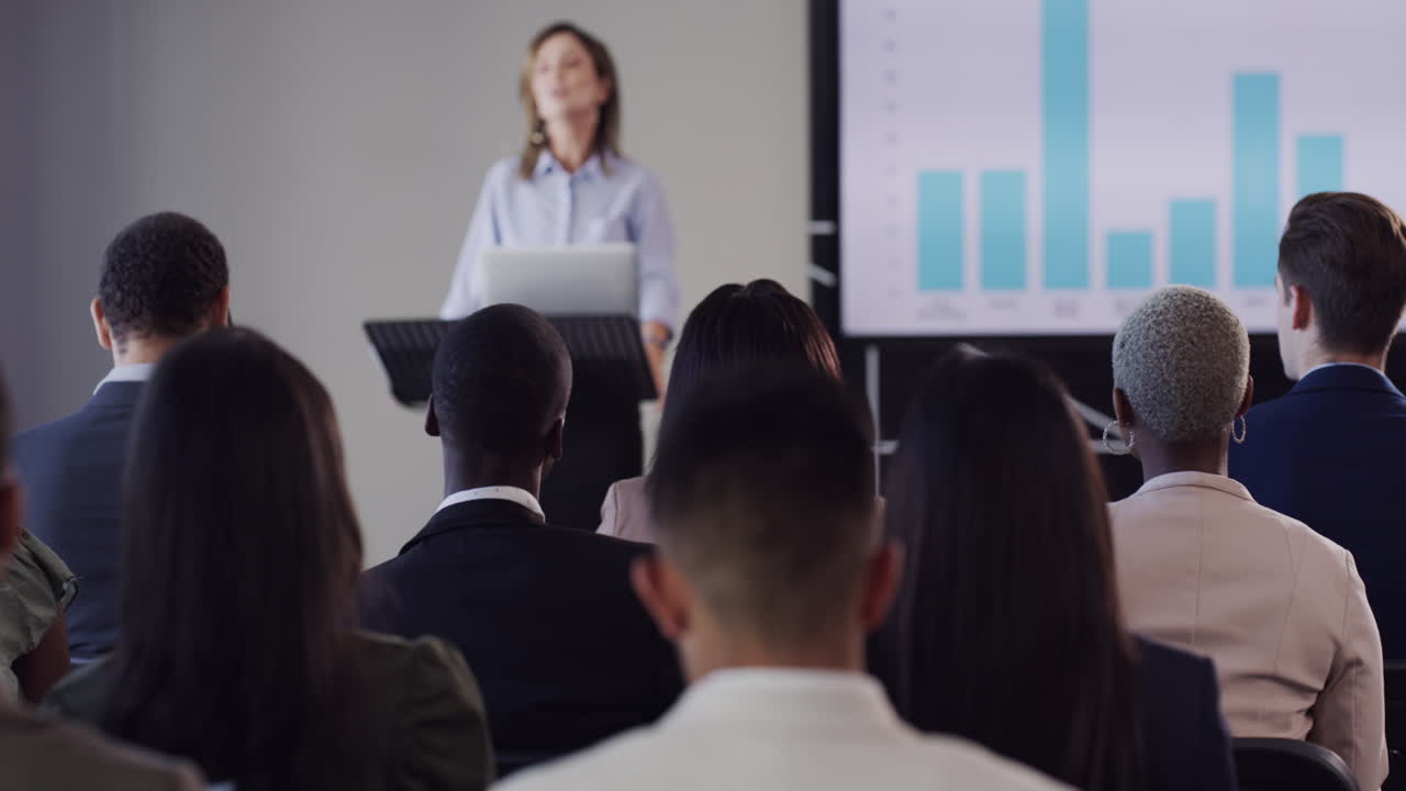 escuchar con atención la información vital