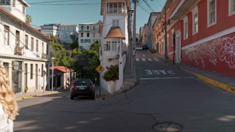 disparo a cámara lenta mujer rubia caminando sobre el cerro