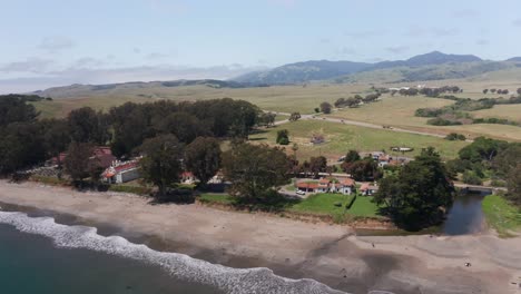 Toma-Aérea-En-Ascenso-Y-Panorámica-Del-Antiguo-Pueblo-De-San-Simeón-A-Lo-Largo-De-La-Costa-Central-De-California