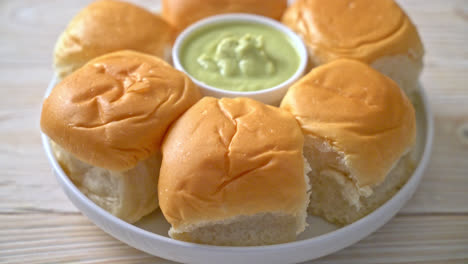 bread with thai pandan custard  on plate