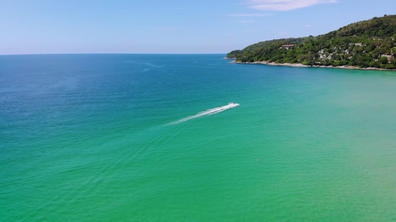 аэрофотосъемка: гидроцикл на полной скорости несется по красивой воде