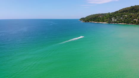 Antenne:-Jetski-Fährt-Mit-Voller-Geschwindigkeit-Durch-Das-Schöne-Wasser