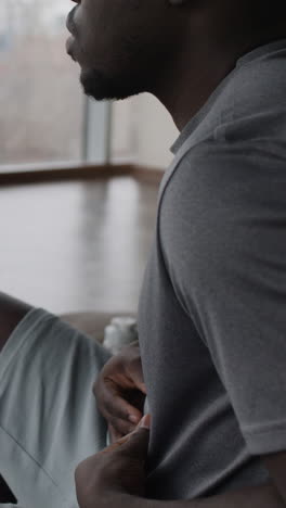 man experiencing stomach discomfort