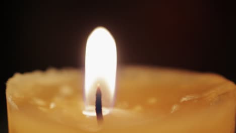 Foto-Macro-De-Una-Vela-Bailando-En-El-Viento