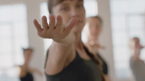 Yoga-Klassenporträt-Schöne-Schwangere-Frau,-Die-Kriegerpose-Praktiziert-Und-Einen-Gesunden-Lebensstil-Genießt-Und-Bei-Sonnenaufgang-Im-Studio-Trainiert