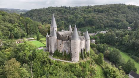 el castillo de chateau de veves, en la provincia belga de namur