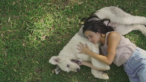 Mujer-Joven-Acaricia-Un-Perro-Grande-Tirado-En-La-Hierba-2