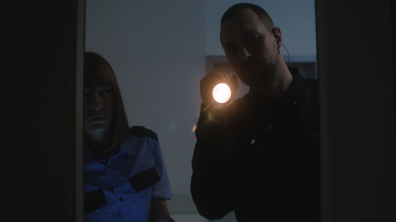 穿制服的團隊在走廊上工作