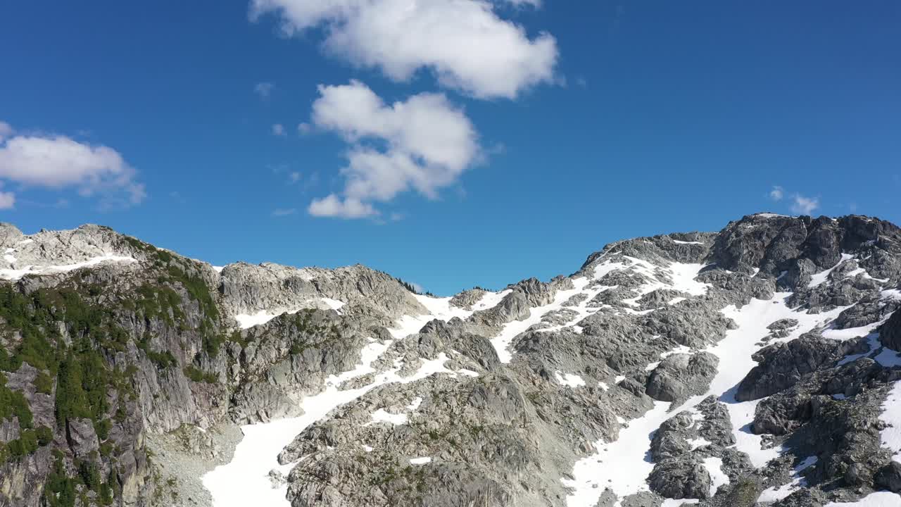 夏のスコーミッシュ山脈の雪の斜面