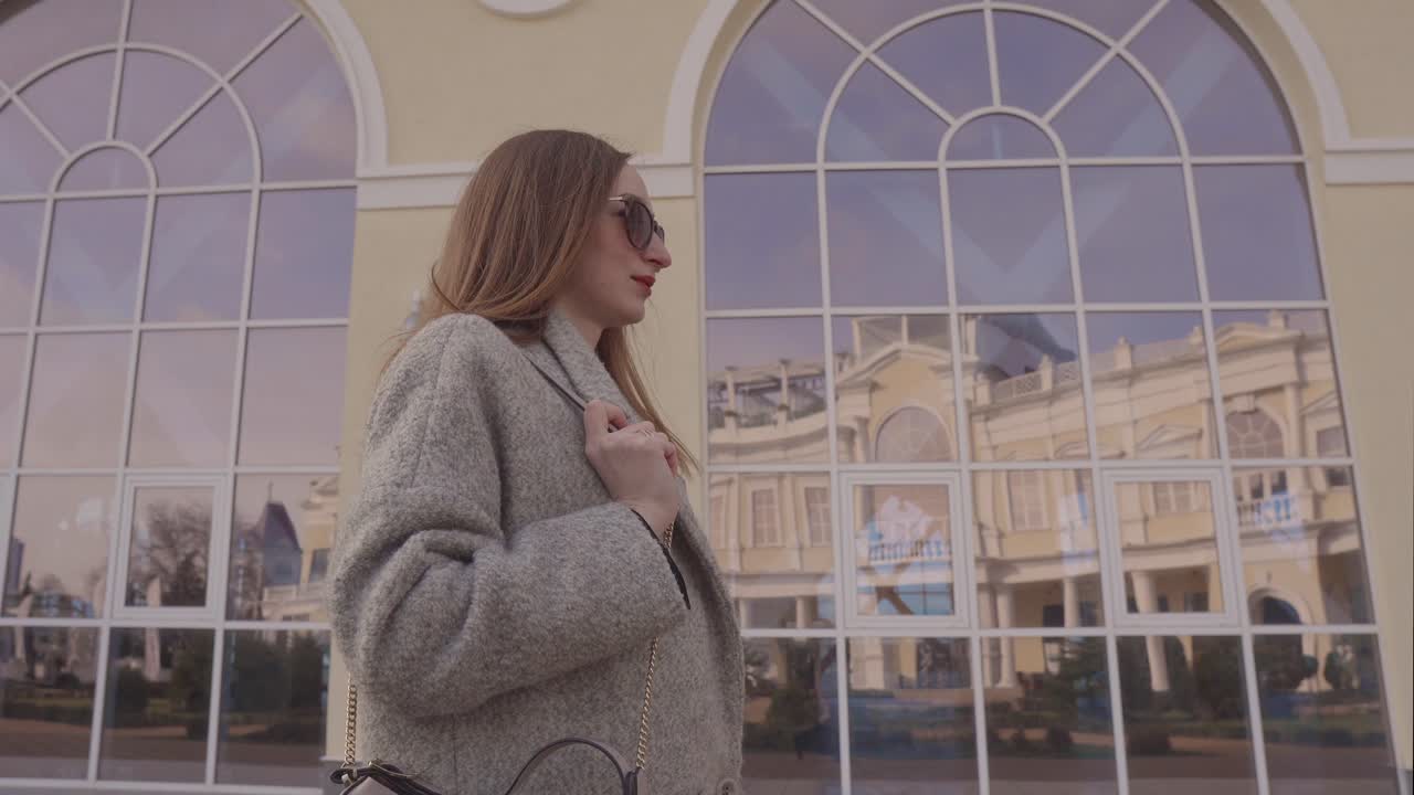 Donna che cammina davanti a un edificio
