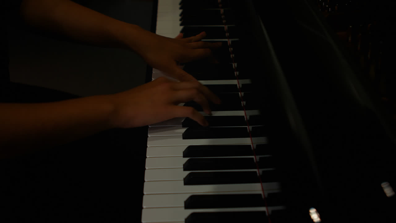 mujer tocando el piano