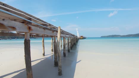 Fahren-Sie-Am-Hölzernen-Strandpier-Entlang-Und-Tauchen-Sie-In-Das-Türkisfarbene-Meer-Der-Sarazenenbucht-Ein