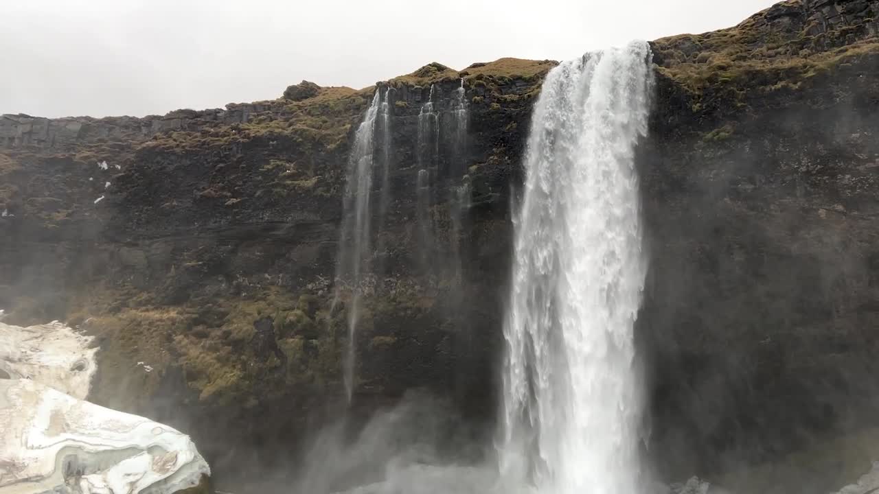 experimente la majestuosa belleza de la cascada de islandia: aguas en cascada en medio de escarpados acantilados, un espectáculo natural impresionante