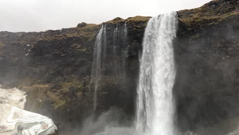 Erleben-Sie-Die-Majestätische-Schönheit-Der-Isländischen-Wasserfälle:-Herabstürzendes-Wasser-Zwischen-Schroffen-Klippen,-Ein-Atemberaubendes-Naturschauspiel