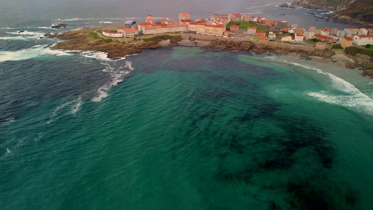 el mar azul reveló una ciudad medieval costera en la costa mediterránea en caion, galicia, españa.