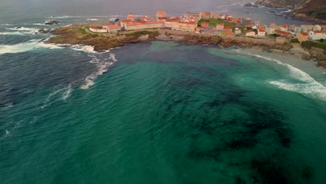 Das-Blaue-Meer-Enthüllte-Eine-Mittelalterliche-Küstenstadt-An-Der-Mittelmeerküste-In-Caion,-Galizien,-Spanien