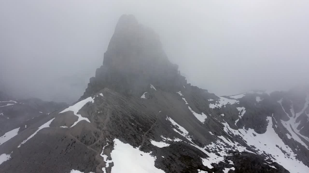 vista aérea de las montañas dolomitas, los alpes, italia