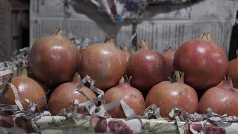 Frischer-Granatapfel-Im-Obstladen-Zum-Verkauf-Am-Abend