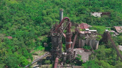 Vista-Aérea-De-Los-Restos-De-Una-Antigua-Fábrica-Abandonada-En-Surigao-Del-Norte,-Filipinas.