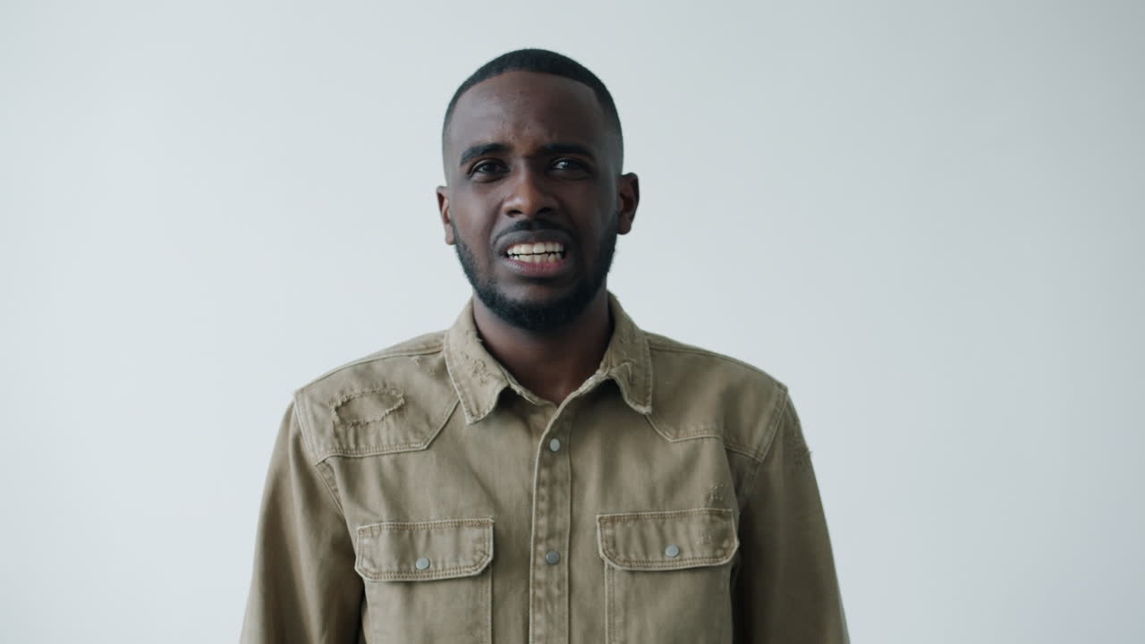 hombre expresando diferentes emociones