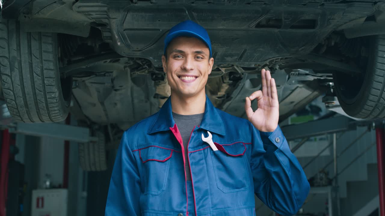 улыбающийся механик в форме.