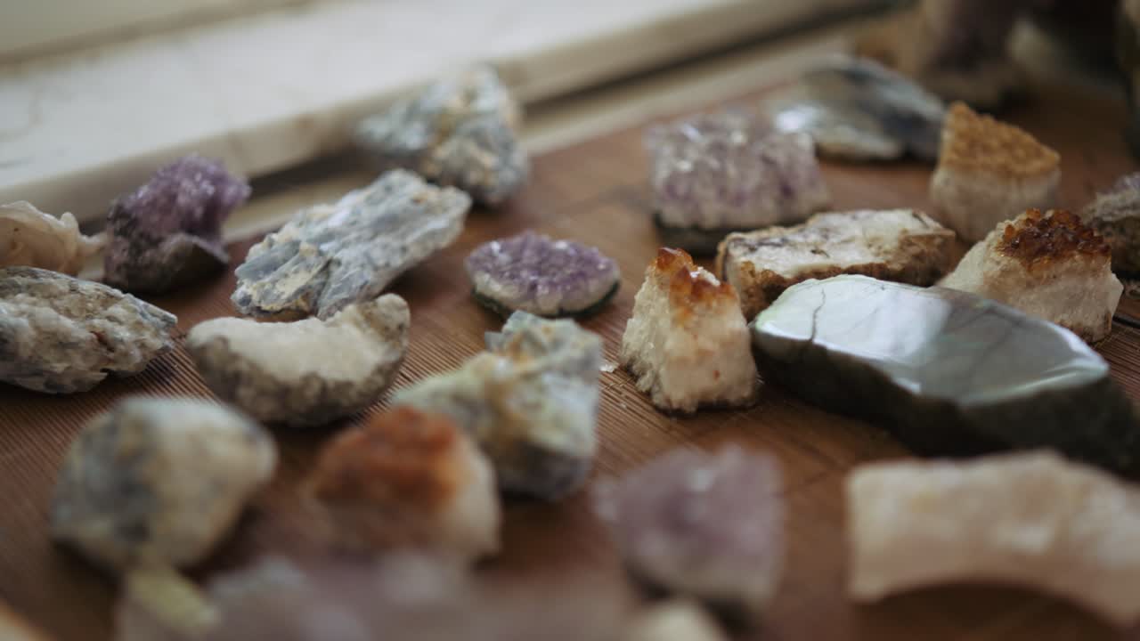 una colección de rocas y minerales dispuestos sobre una mesa