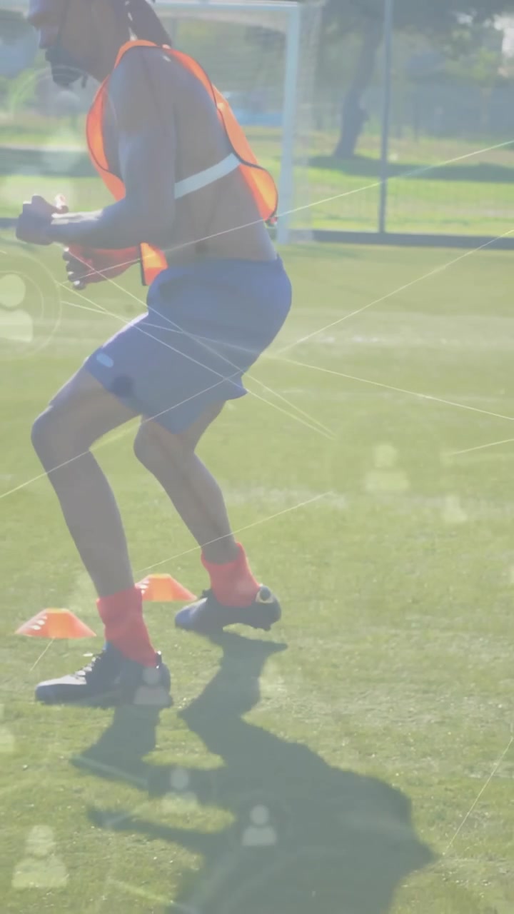Video verticale: Giocatore con pettorina arancione si alza da una posizione di plank e genera un percorso animato di coni per l'allenamento.