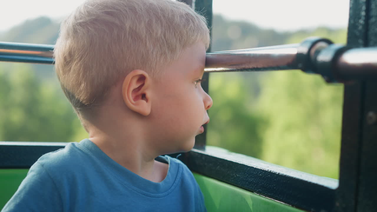 놀란 작은 소년은 포마 엘리베이터 오두막에서 풍경을 즐긴다