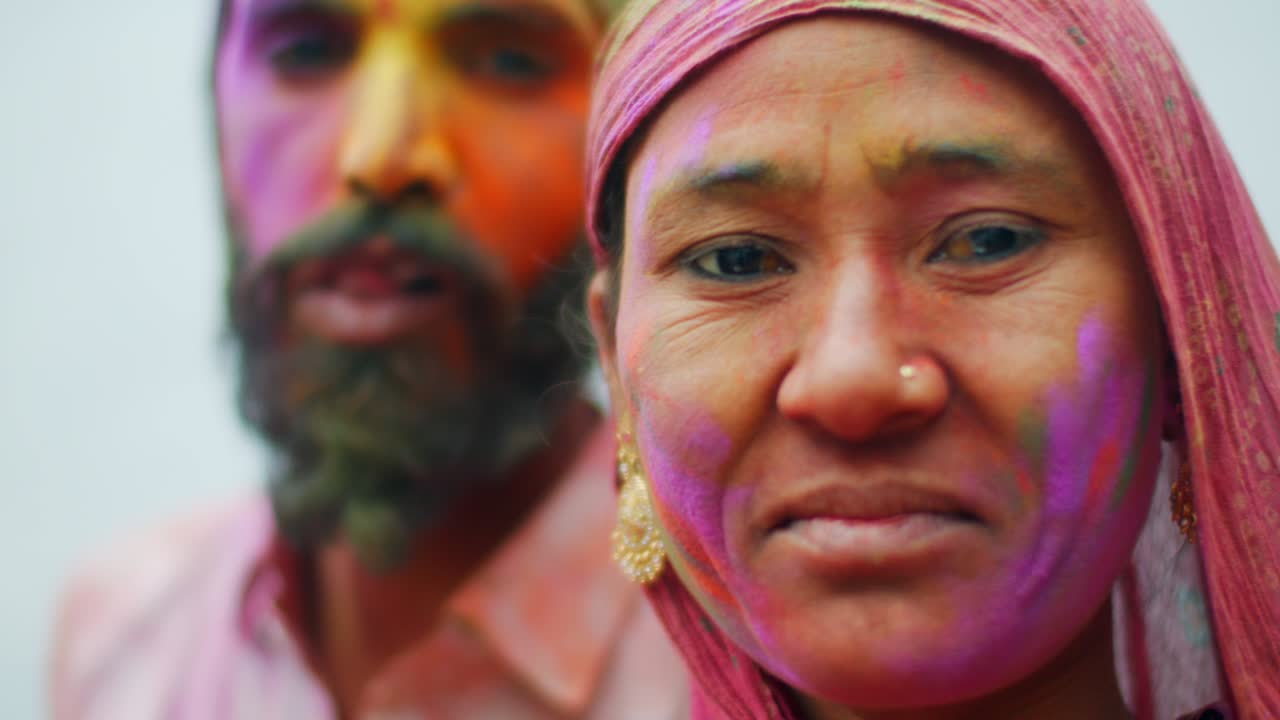 gente multiétnica celebrando el festival de los colores holi en la india