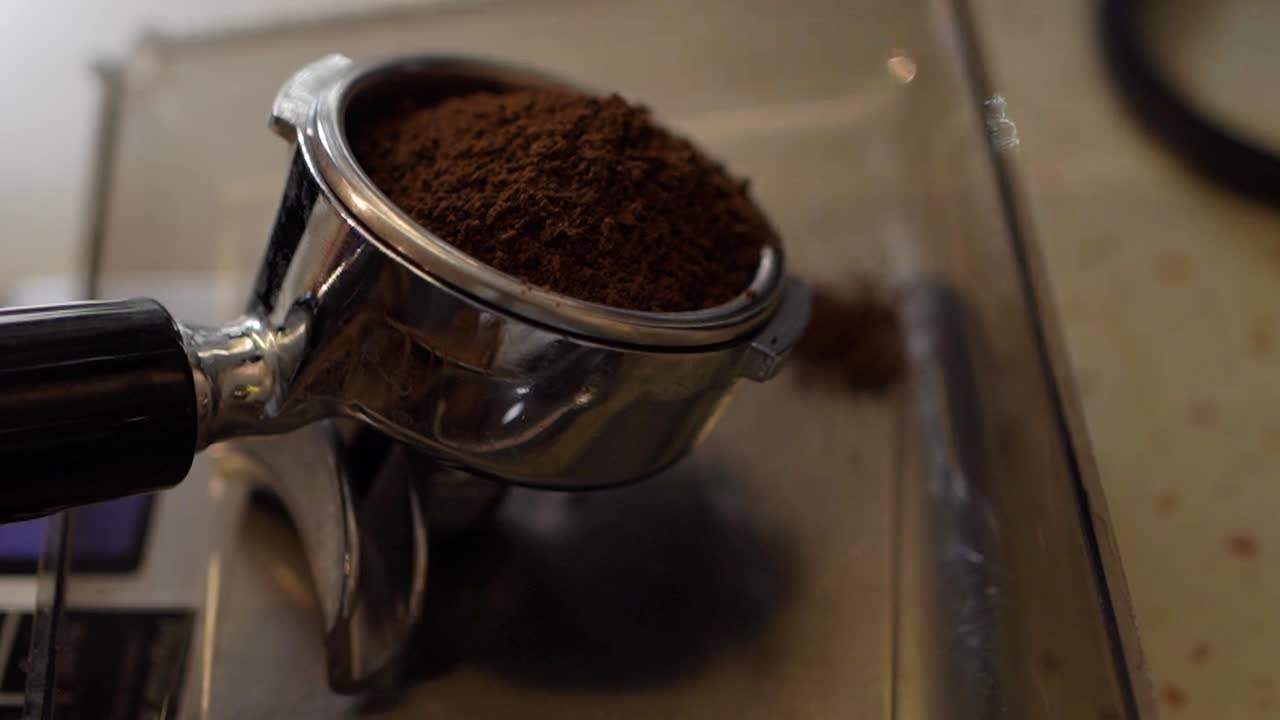 barista asiático toma el portafilter y prepara una taza de café, espresso con latte o capuchino para el pedido del cliente en la cafetería, dueño de una pequeña empresa y inicio en el concepto de cafetería