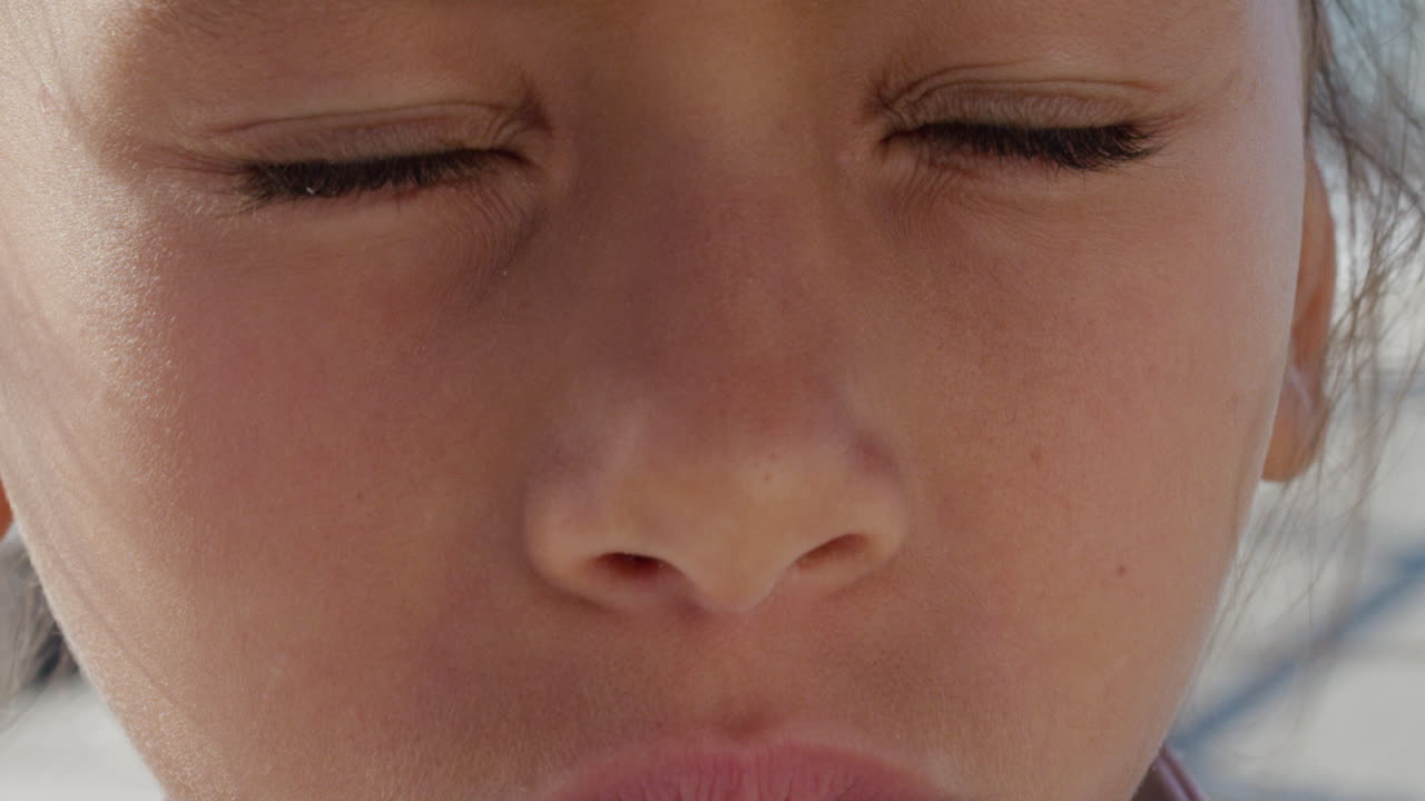 retrato de una triste niña de raza mixta mirando fijamente a un niño
