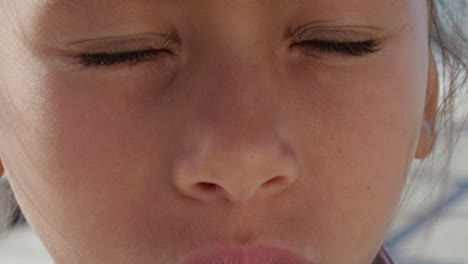 retrato de una triste niña de raza mixta mirando fijamente a un niño