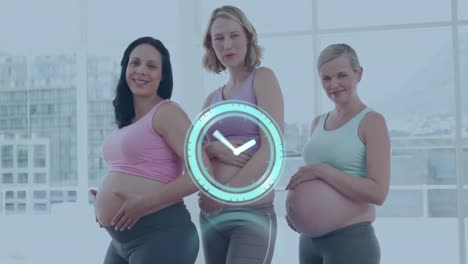 reloj con agujas que se mueven rápidamente sobre tres mujeres caucásicas embarazadas felices sosteniendo sus vientres