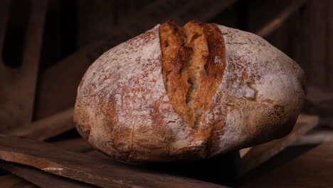 Pan-De-Masa-Fermentada-Horneado-Orgánicamente-Girando-Sobre-Tablones-De-Madera