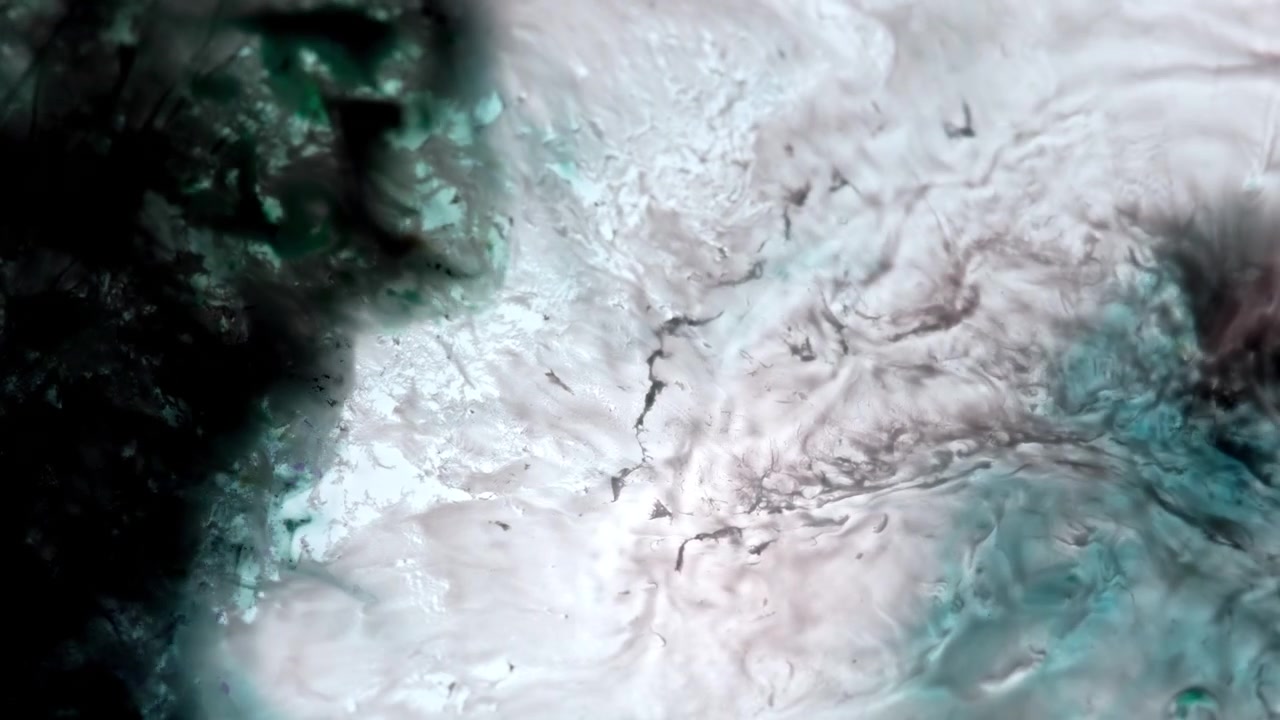 Paesaggio scuro di inchiostro chimico con increspature e crepe.